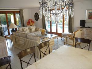 salon z kanapą i stołem w obiekcie Stunning Mountain Views with Secluded Private Pool w mieście La Roquette-sur-Var