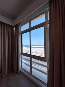 Habitación con ventana y vistas a la playa. en MIRADOR HOTEL en Manama