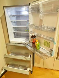 グローカル春日居温泉的厨房或小厨房