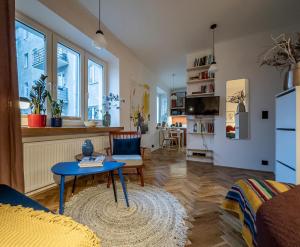 sala de estar con mesa azul y sala de estar en Tranquil Old Town Retreat, en Varsovia
