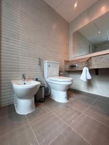 MIRADOR HOTEL في المنامة: حمام مع مرحاض ومغسلة