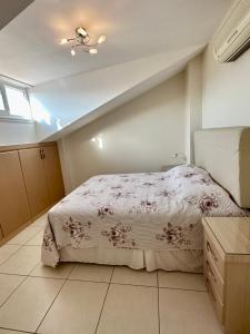 a bedroom with a bed and a ceiling at Wonderful 3 bed duplex in sought after prime community in Side