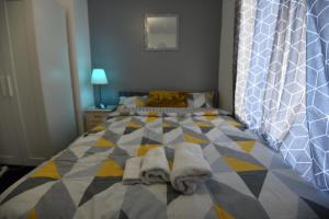 מיטה או מיטות בחדר ב-Gorgeous 3 bedroom house near cardiff city center