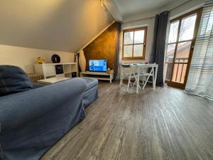 uma sala de estar com uma cama e uma mesa em Ferienwohnung Nele em Hillstett