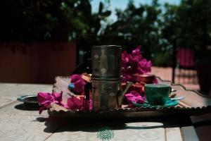 - une table avec une tasse de café et des fleurs dans l'établissement Agriturismo Fattoria Terranova, à SantʼAgata sui Due Golfi