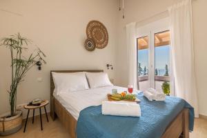 um quarto com uma cama e uma mesa com fruta em Albore ImBlue, Jacuzzi Bliss in Countryside Escapes em Palaiokastro