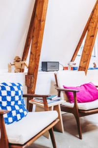 een woonkamer met 2 stoelen en een laptop bij B&B Holm in Groningen