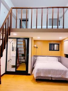 1 dormitorio con 1 cama grande y una escalera en Xianwang Homestay, en Jincheng