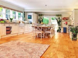 Kuchyň nebo kuchyňský kout v ubytování Daweswood - Luxury cottage, lake access & hot tub + 24 fotografií