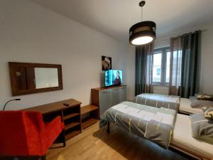 シュチェチンにあるSAS Apartamenty Amberのベッド2台と鏡が備わるホテルルームです。