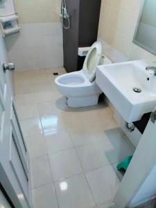 een badkamer met een wit toilet en een wastafel bij 98/61 home in Ban Khlong Prawet