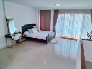 um quarto com uma cama, uma secretária e cortinas em 98/61 home em Ban Khlong Prawet