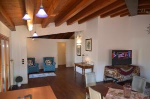 sala de estar con sillas azules y mesa en Due Torri Terrace apt, en Noale