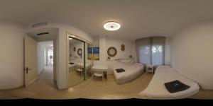 Zimmer mit einem Bett, einem Tisch und einem Spiegel in der Unterkunft Hacienda Beach in Estepona + 166 Fotos