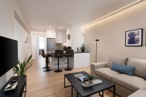 un soggiorno con divano e tavolo di The Edge - Luxury Residences ad Atene