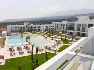 una vista aerea della piscina di un resort di Modern and spacious apartment with beautiful roof terrace and sea view a Kyrenia