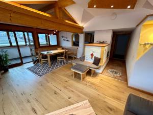 einen Blick über das Wohnzimmer mit Holzdecken in der Unterkunft Alpenapart Singer - contactless check-in in Reutte
