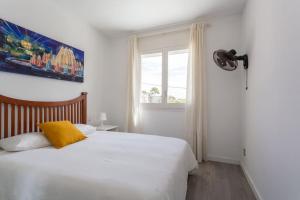Tempat tidur dalam kamar di Bonito apartamento en la playa