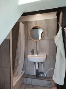 A bathroom at Bristol Apartments