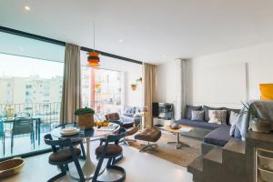 uma sala de estar com um sofá e uma mesa em En Ville Boutique Apartments Sant Antoni em Barcelona