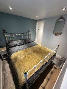 ein Schlafzimmer mit einem Bett und einem Spiegel an der Wand in der Unterkunft Bath Boating Station in Bath