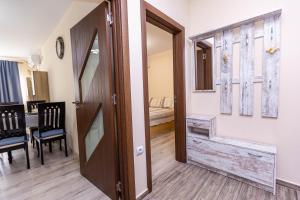 una puerta abierta a una habitación con mesa y sillas en Topalov, en Sandanski