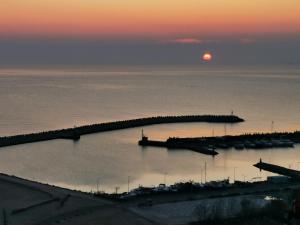 康斯坦察Seaview Residence的日落在水体上,有码头