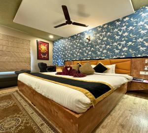una camera con un grande letto con una parete blu di Hotel Runway Inn a Pura Raghunāth