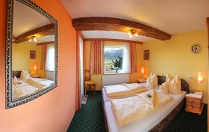 Postel nebo postele na pokoji v ubytování Romantik Aparthotel Sonnleitn + 37 fotografií