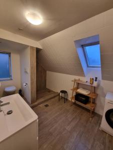 La salle de bains est pourvue d'un lavabo et de toilettes. dans l'établissement Marielyst Sleep´n Go, à Væggerløse