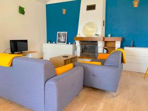 ein Wohnzimmer mit einem Sofa und einem Kamin in der Unterkunft Maison Cosy 6 chambres 2 SDB toute commodité in Roubaix
