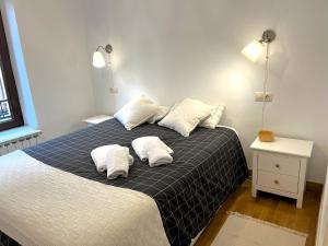 a bedroom with a bed with two pillows on it at Bonito piso a 500m de la Catedral in León