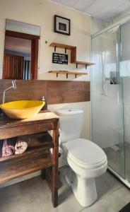 a bathroom with a yellow sink and a toilet at Moçamba LODGE Contêiner in Florianópolis