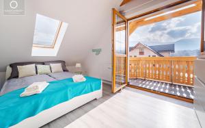 a bedroom with a bed and a large window at Wonder Home - Apartamenty blisko centrum Karpacza, tuż przy szlakach i stoku narciarskim - cicha okolica in Karpacz