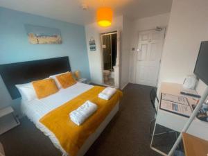 una camera con letto, 2 cuscini e scrivania di The Chedburgh a Whitley Bay