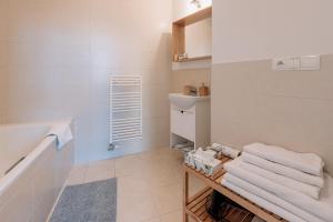 bagno con lavandino, vasca e asciugamani di stayinbratislava a Bratislava