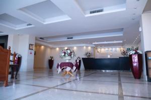 تراس للشقق الفندقية - فنطاس 2 في الكويت: لوبي مع طاولة في وسط الغرفة