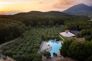 una vista aérea de un complejo con piscina en Aquapetra Resort & Spa, en Telese Terme