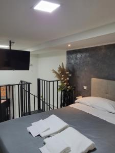 een slaapkamer met een bed met handdoeken erop bij La bomboniera di Dante in Napels