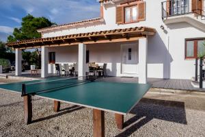 - une table de ping-pong devant une maison dans l'établissement Mallorca - Can Picafort - Finca Dos Amigos, à Muro