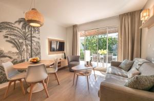 een woonkamer met een bank en een tafel bij St Tropez et plage à pied Escale de Charme - 3 in Saint-Tropez