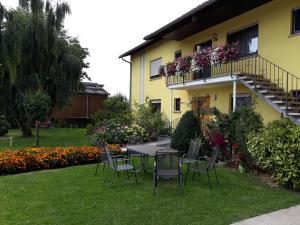a table and chairs in front of a house at Ferienhof Arold Wohnung mit 2 Schlafzimmern in Creglingen