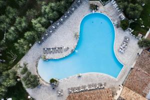 vista sulla piscina di Aquapetra Resort & Spa a Telese