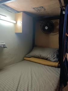 Un pat sau paturi într-o cameră la Victory dormitory
