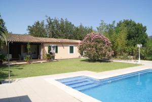 una casa con piscina en un patio en Son Ribes en Alaró