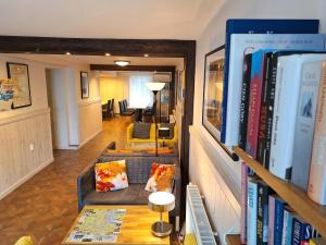 salon z kanapą i półką z książkami w obiekcie Villa AgaTomDom w Gdańsku