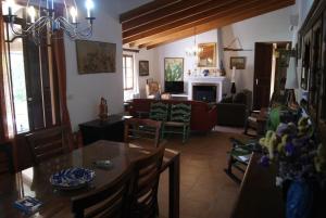 sala de estar con mesa de comedor y sala de estar en Son Ribes en Alaró