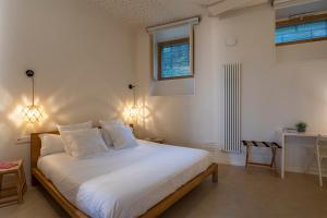 a bedroom with a bed with white sheets and a window at Refugio de paz y encanto en el corazón de Vigo by Prishomes in Vigo