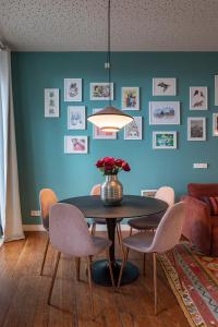 a dining room with a table and chairs at Refugio de paz y encanto en el corazón de Vigo by Prishomes in Vigo