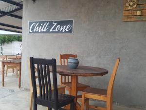 a table with chairs and a sign that reads chill zone at Klein Parys in Parys